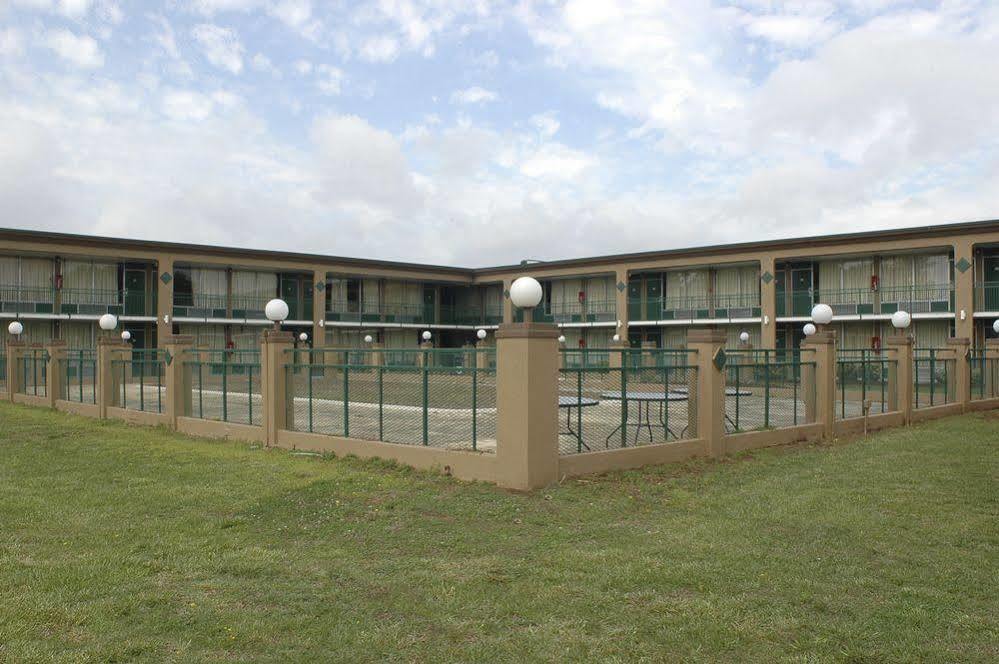 Gills Inn & Suites Reidsville Exterior photo